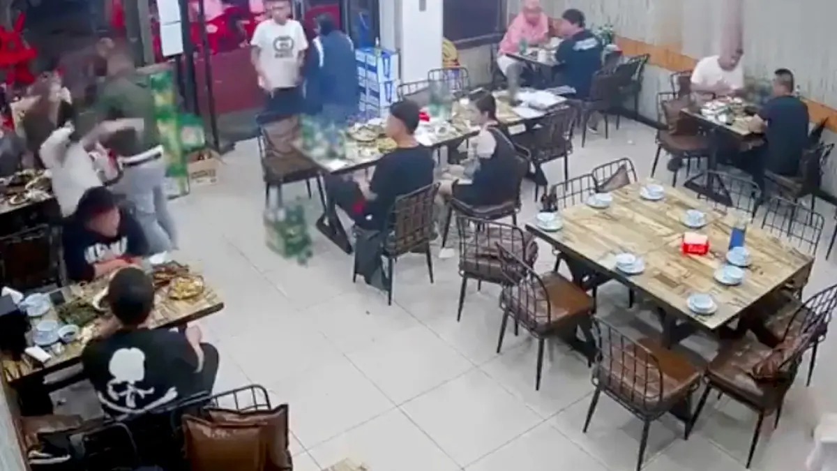 ตำรวจจีนจับแก๊งอันธพาลรุมทำร้ายผู้หญิงในร้านปิ้งย่าง ตำรวจจีนจับแก๊งอันธพาลรุมทำร้ายผู้หญิงในร้านปิ้งย่าง
