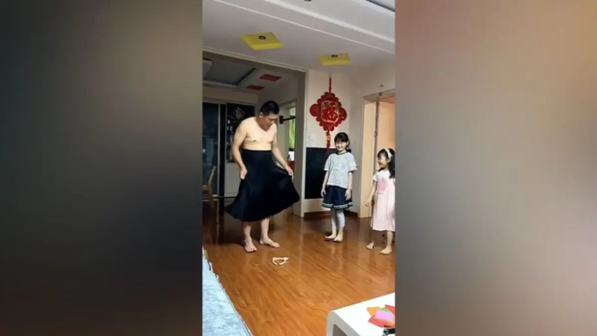 เอ็นดู พ่อจีนสอนลูกสาวนุ่งกระโปรงยังไงไม่ให้โป๊ (คลิป)