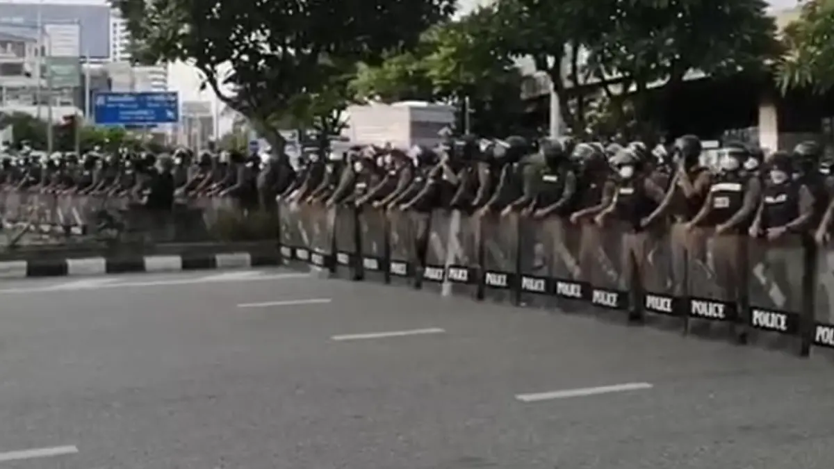 สรุปไทม์ไลน์ "ม็อบดินแดง" แกงตำรวจ สุดท้ายถูกสกัดไม่ถึงบ้านนายกฯ