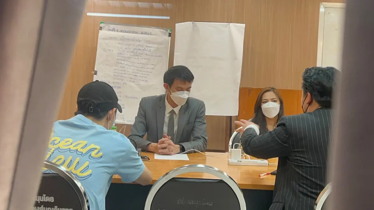 เคนลี อธิคุณ โผล่เจรจาพลเมืองดี หลังปล่อยให้รอกว่า 3 ชม. ผลจบด้วยดี เคนลี อธิคุณ โผล่เจรจาพลเมืองดี หลังปล่อยให้รอกว่า 3 ชม. ผลจบด้วยดี
