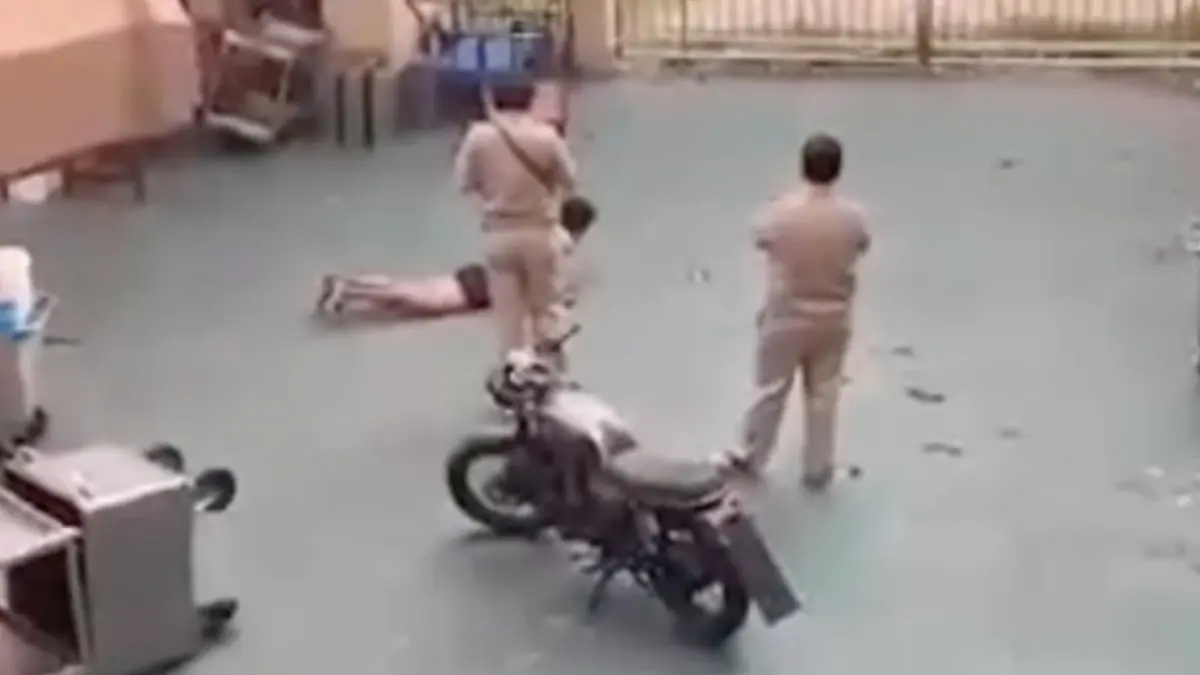 อีกแล้ว! "ชายสติไม่ดี" บุกปีนรั้ว "โรงเรียนหอวัง" โชคดีจับตัวได้ทัน อีกแล้ว! "ชายสติไม่ดี" บุกปีนรั้ว "โรงเรียนหอวัง" โชคดีจับตัวได้ทัน