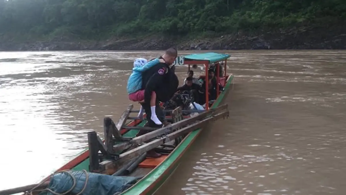 จเรตำรวจ ชมเชย ครูตชด.ช่วยชีวิตนักเรียน แบกร่างฝ่าทางทุรกันดาร