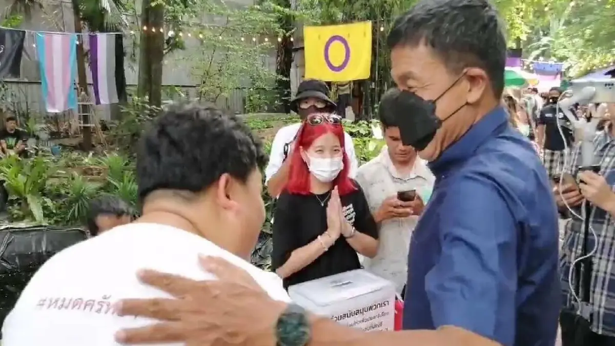 “ชัชชาติ” แวะช็อป “ตลาดราษฎร” ตบไหล่ “เพนกวิ้น” แนะใจเย็นๆ เรียนให้จบ “ชัชชาติ” แวะช็อป “ตลาดราษฎร” ตบไหล่ “เพนกวิ้น” แนะใจเย็นๆ เรียนให้จบ
