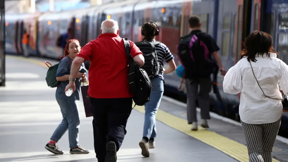 คนงานรถไฟในอังกฤษสไตรก์ครั้งใหญ่ที่สุดใน 30 ปี