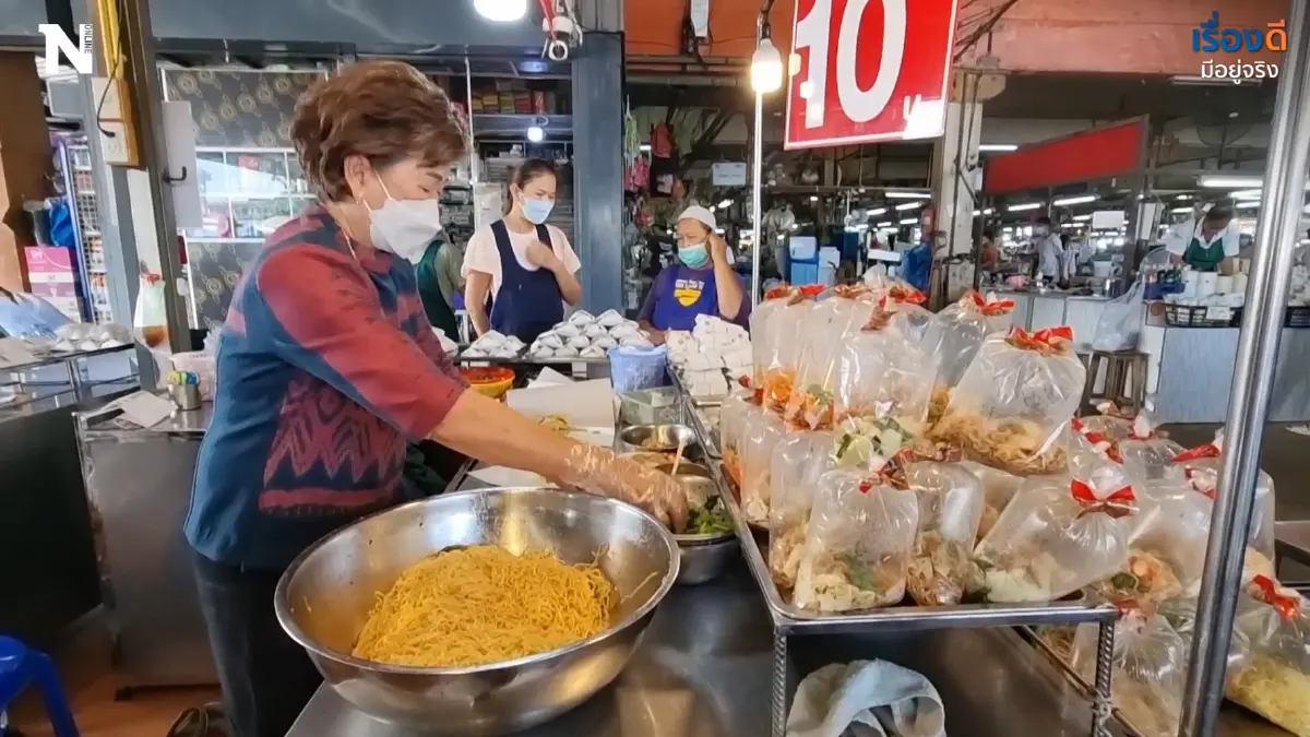 ทำทุกวันเพื่อลูกค้าที่รัก แม่ค้าขายข้าว-ก๋วยเตี๋ยวห่อละ 10 บาท