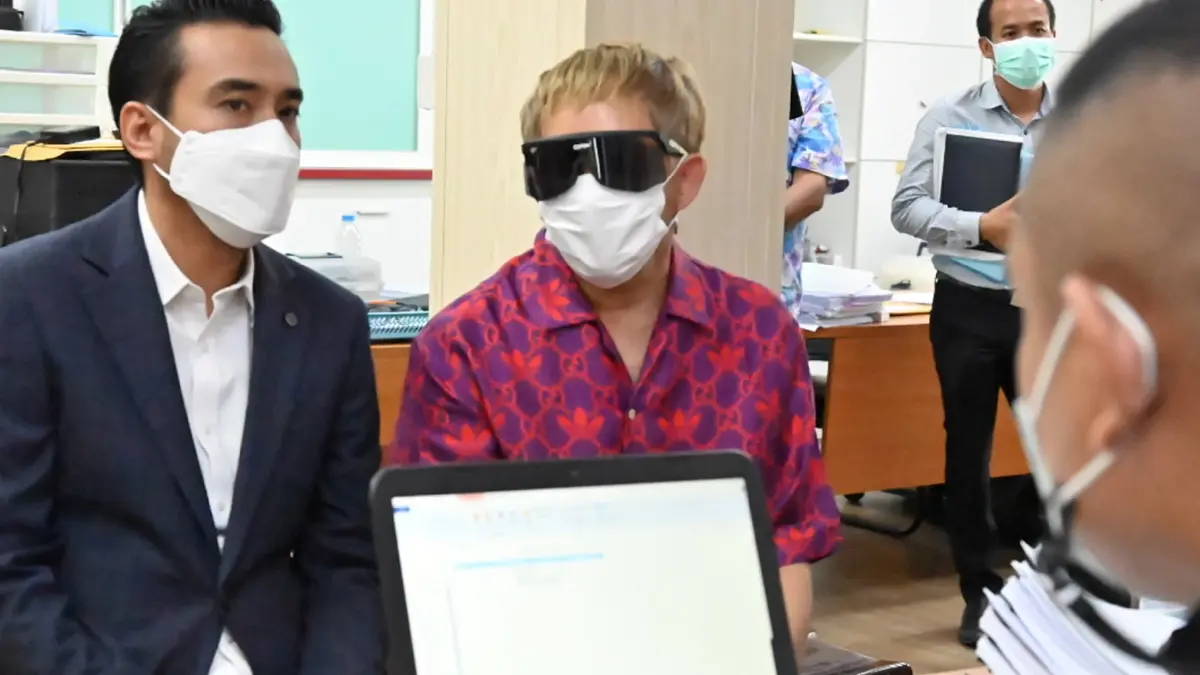 ด่วน “พชร์ อานนท์” รายงานตัว คดีหมิ่นประมาท คู่กรณีเบนซ์หัวร้อน