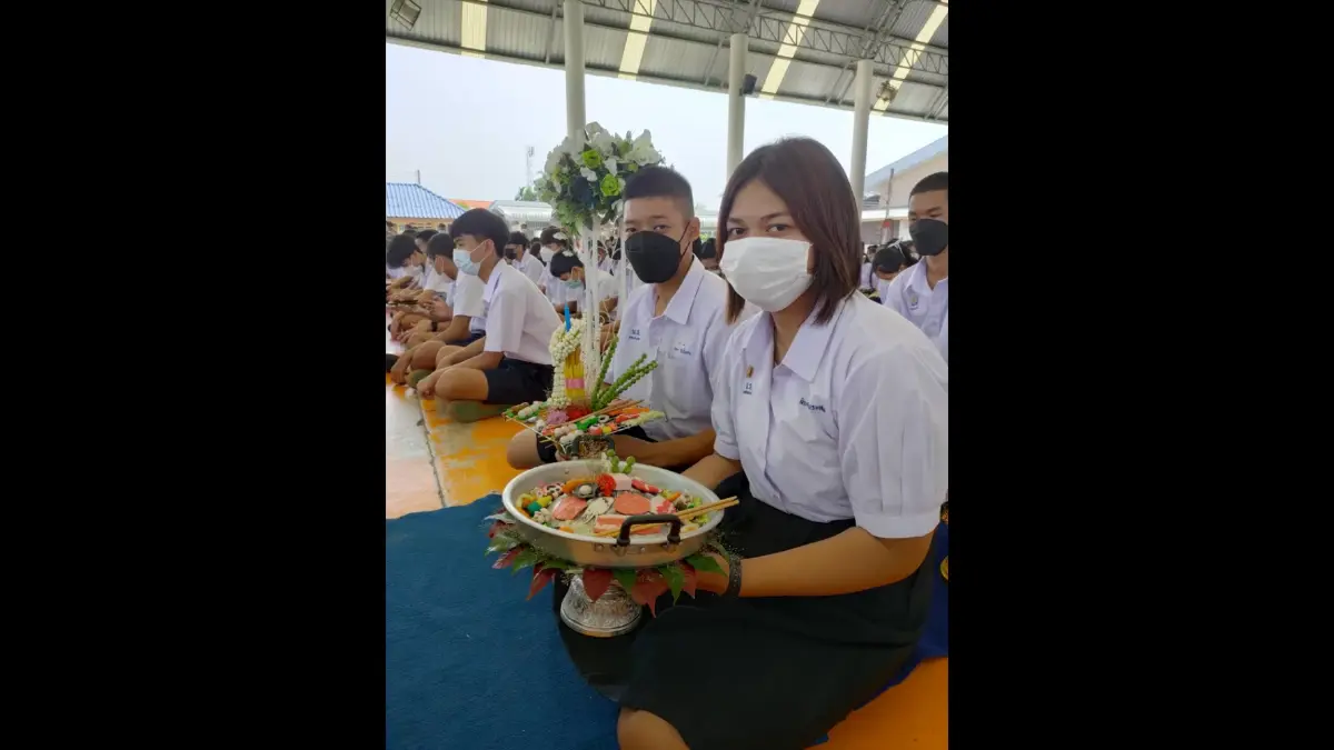 ไม่ได้กินนาน! นักเรียนทำพาน “หมูกระทะ” ไหว้ครู ไม่ได้กินนาน! นักเรียนทำพาน “หมูกระทะ” ไหว้ครู