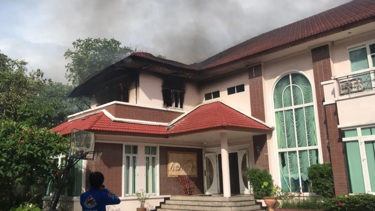 เพลิงไหม้ บ้านหรู ในหมู่บ้านสุจิตต์นิเวศน์ ท่าข้าม
