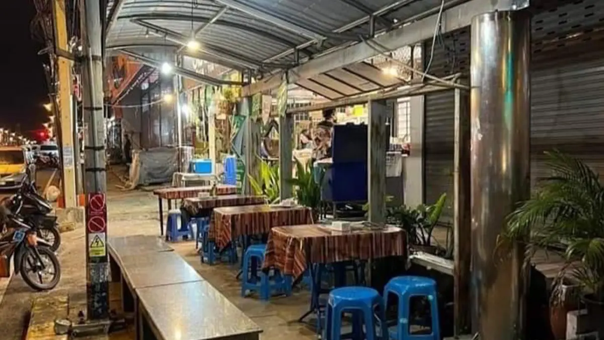 พ่อค้าแม่ค้าลักไก่ใช้ป้ายรถเมล์ตั้งโต๊ะให้ลูกค้านั่งรับประทานอาหาร พ่อค้าแม่ค้าลักไก่ใช้ป้ายรถเมล์ตั้งโต๊ะให้ลูกค้านั่งรับประทานอาหาร