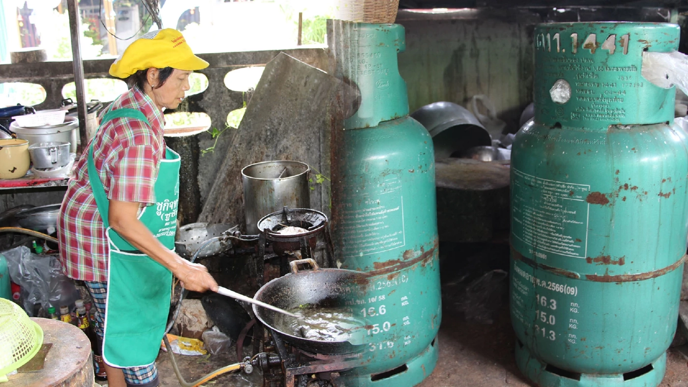 พ่อค้า-แม่ค้าโอด ราคาแก๊สหุงต้มพุ่งสูงขึ้น ทนแบกรับภาระ พ่อค้า-แม่ค้าโอด ราคาแก๊สหุงต้มพุ่งสูงขึ้น ทนแบกรับภาระ