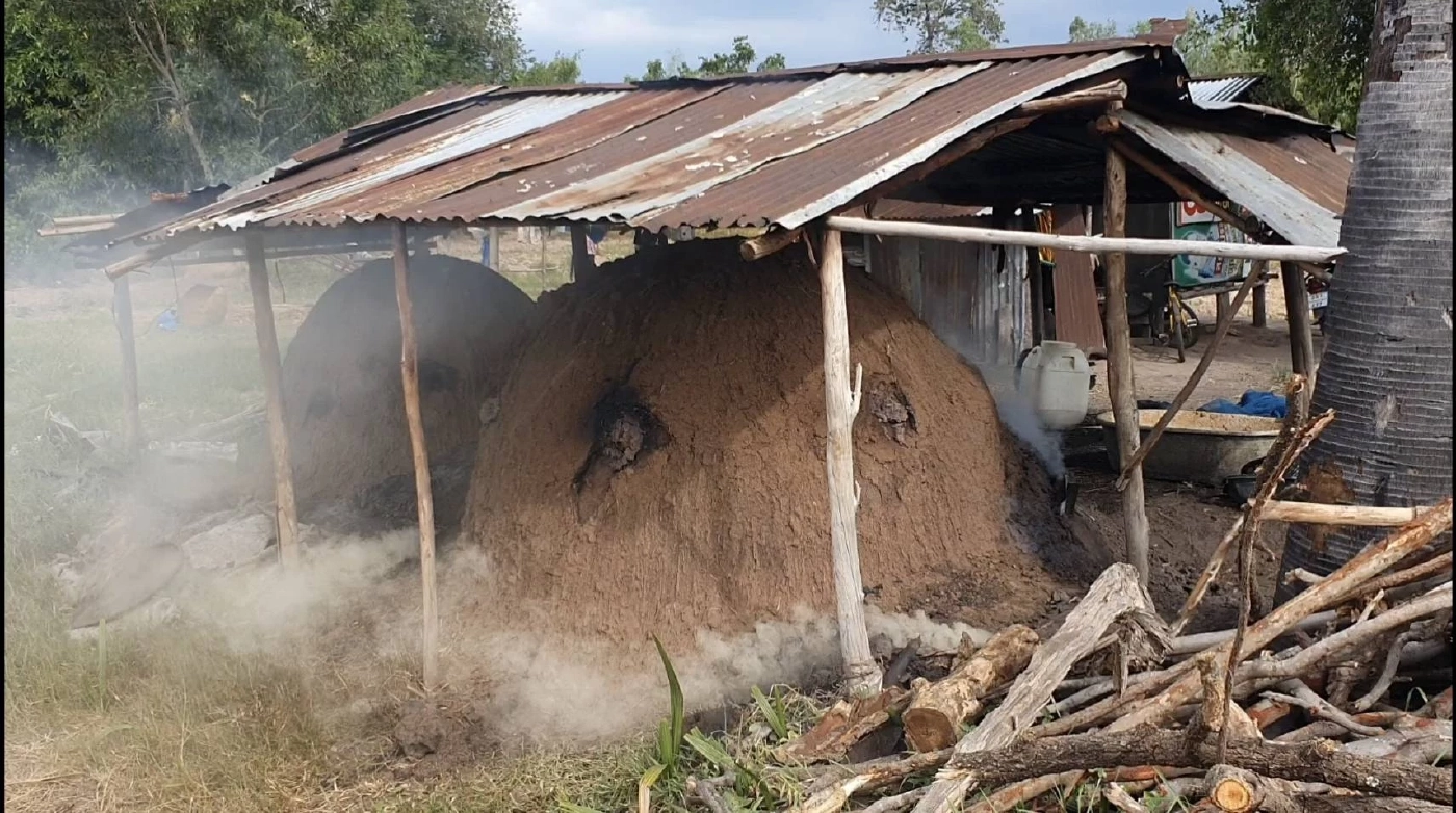 ก๊าซหุงต้มแพง หันใช้เตาถ่านเพิ่มขึ้น ชาวบ้านโคราชเร่งเผาถ่านขาย