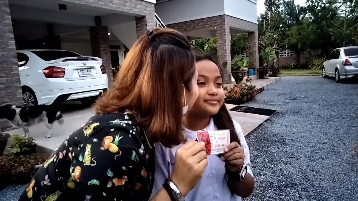 ลูกสาวให้โชค! หยิบสลากมั่วๆ คว้ารางวัลที่ 1 ลูกสาวให้โชค! หยิบสลากมั่วๆ คว้ารางวัลที่ 1