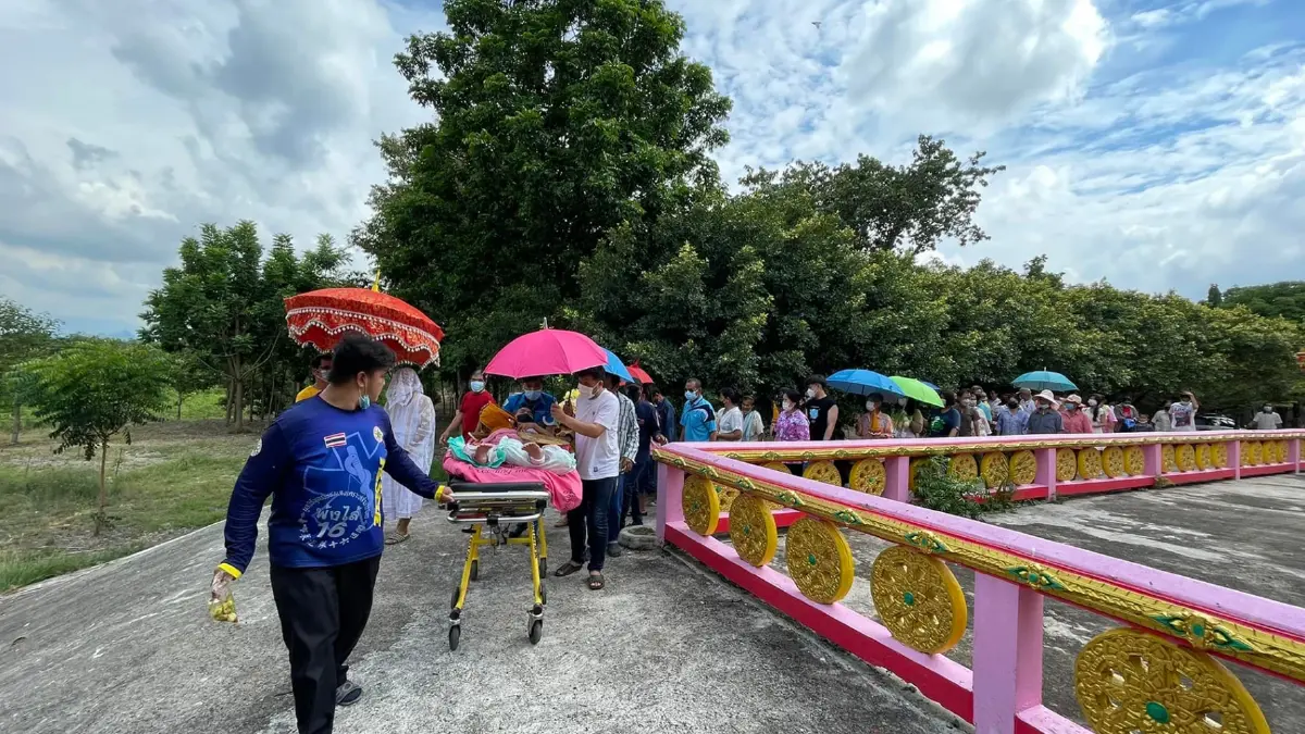 สุดประทับใจ พ่อป่วยติดเตียงให้กู้ภัยเข็นเตียงร่วมขบวนบวชลูกชาย สุดประทับใจ พ่อป่วยติดเตียงให้กู้ภัยเข็นเตียงร่วมขบวนบวชลูกชาย