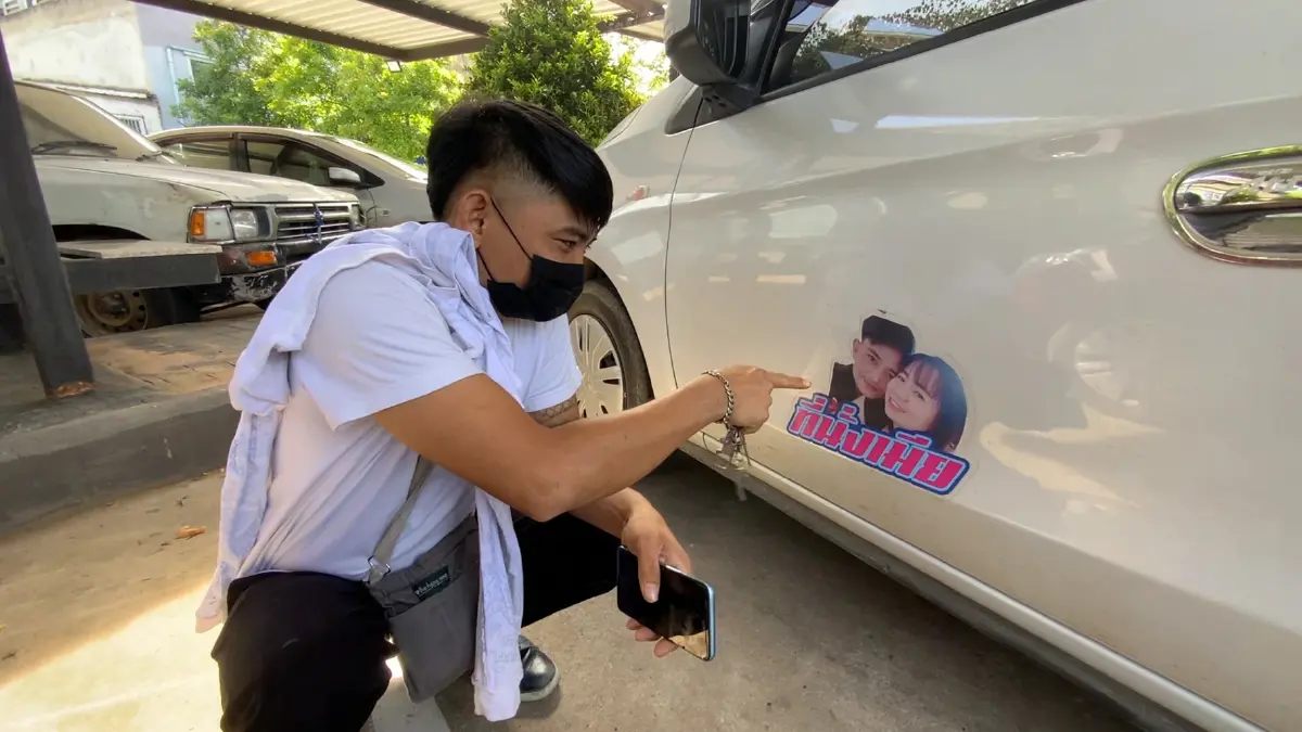 สาวติดสติ๊กเกอร์“ที่นั่งเมีย”ห้ามสาวๆนั่งเรียกรอยยิ้มให้คนที่พบเห็น สาวติดสติ๊กเกอร์“ที่นั่งเมีย”ห้ามสาวๆนั่งเรียกรอยยิ้มให้คนที่พบเห็น