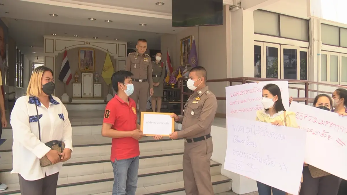 ชาวบ้านร้องโดนตุ๋นขายลอตเตอรี่กว่า 50ล.วอนตร.ตามตัว ชาวบ้านร้องโดนตุ๋นขายลอตเตอรี่กว่า 50ล.วอนตร.ตามตัว