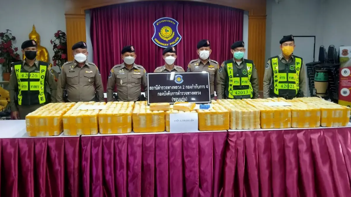 คนร้ายสลัดตร.ทางหลวง ทิ้งกระบะซุกยาบ้า 3ล้านเม็ด คนร้ายสลัดตร.ทางหลวง ทิ้งกระบะซุกยาบ้า 3ล้านเม็ด