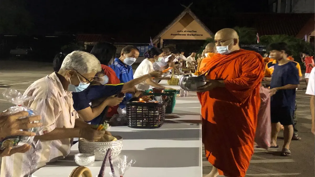 ตักบาตรเป็งปุ๊ดชายแดนไทย-ลาว ยืนเรียง 2 ฝั่งถนนยาวนับ 1 กิโลเมตร ตักบาตรเป็งปุ๊ดชายแดนไทย-ลาว ยืนเรียง 2 ฝั่งถนนยาวนับ 1 กิโลเมตร