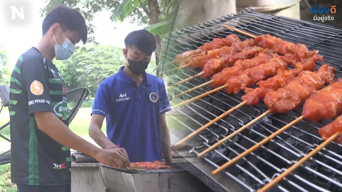 2 หนุ่มนักฟุตบอล ลงขันเปิดร้านไก่ย่าง เพื่อหารายได้เสริมปิดเทอม