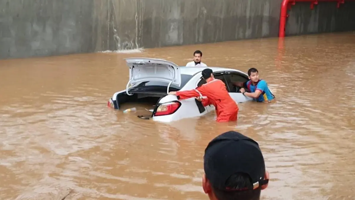 ฝนตกน้ำท่วมสนามบินขอนแก่น รถเก๋งจมน้ำแม่ลูกออกจากรถทัน