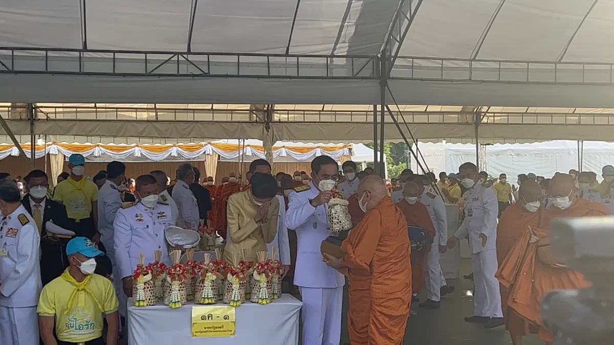 นายกฯ นำคณะทำบุญตักบาตร พระสงฆ์  171 รูป ถวายเป็นพระราชกุศล  เนื่องในโอกาส "วันเฉลิมพระชนมพรรษา" 28 กรกฎาคม