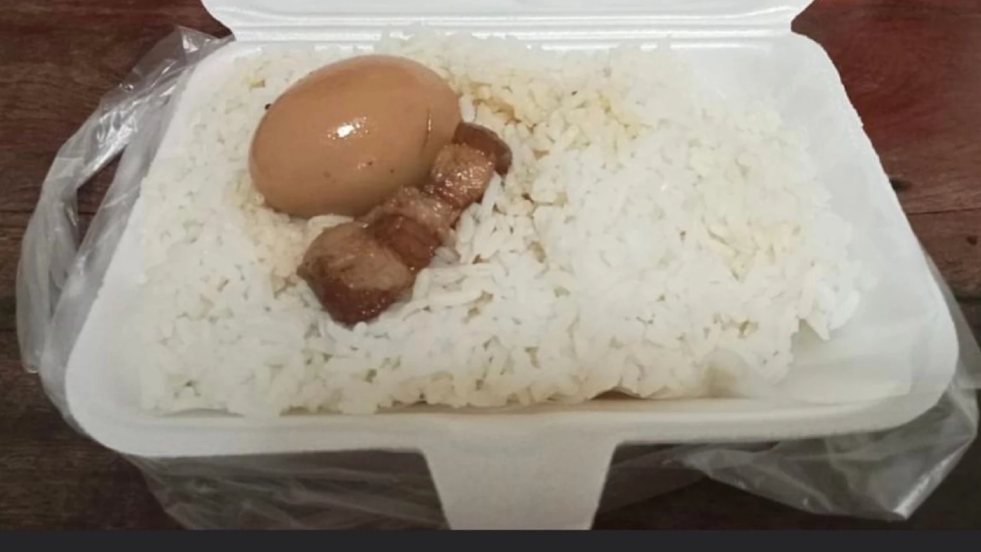 โวยข้าวราดพะโล้ 35 บาท ได้ไข่ 1 ฟอง หมู 1 ชิ้น ชาวเน็ตแห่แซว “ไข่พะโล้มินิมอล” โวยข้าวราดพะโล้ 35 บาท ได้ไข่ 1 ฟอง หมู 1 ชิ้น ชาวเน็ตแห่แซว “ไข่พะโล้มินิมอล”