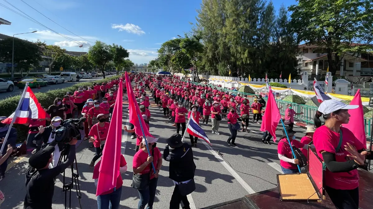 กลุ่มผู้ค้าลอตเตอรี่รายย่อย เคลื่อนตัวแล้ว เตรียมยื่นข้อเรียกร้องนายกฯ กลุ่มผู้ค้าลอตเตอรี่รายย่อย เคลื่อนตัวแล้ว เตรียมยื่นข้อเรียกร้องนายกฯ