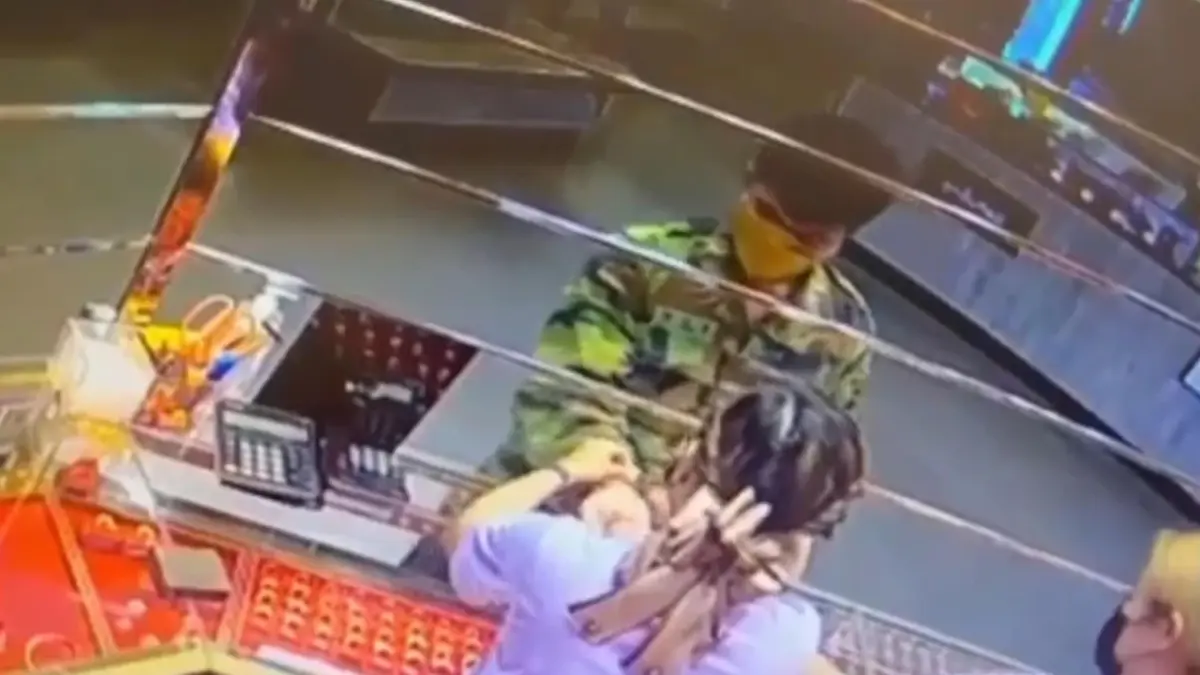คนร้ายก่อเหตุชิงทองกลางห้างดังกลางวันแสกๆ คนร้ายก่อเหตุชิงทองกลางห้างดังกลางวันแสกๆ