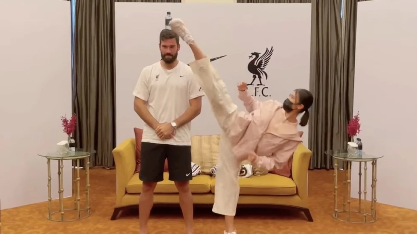 ฮือฮา! "น้องเทนนิส" โชว์เตะไฮคิกขวดน้ำบนหัวผู้รักษาประตูลิเวอร์พูล ฮือฮา! "น้องเทนนิส" โชว์เตะไฮคิกขวดน้ำบนหัวผู้รักษาประตูลิเวอร์พูล