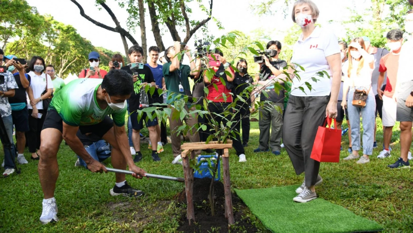 "ชัชชาติ" ปลูกต้นไม้กับทูตแคนาดา เตรียมเปิดแอปฯ ให้ ปชช. ร่วมปลูก