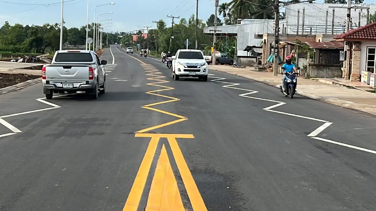 ถนนตีเส้นซิกแซก ชาวบ้านขับรถผ่าน สุดงง ถนนตีเส้นซิกแซก ชาวบ้านขับรถผ่าน สุดงง