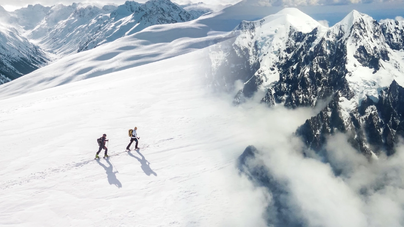 ทำความรู้จัก “เทือกเขาแอลป์” ก่อนธารน้ำแข็งถล่ม เคยเกิด "หิมะเลือด" มาแล้ว