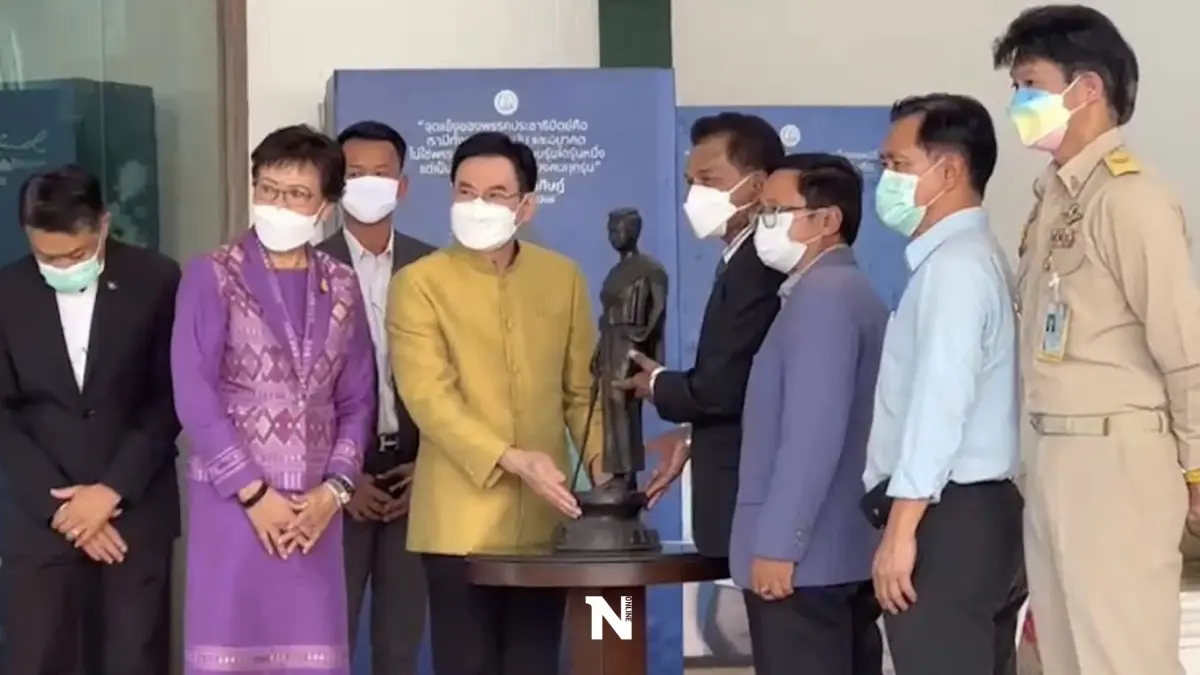 ตัวแทนปชป.อีสาน มอบรูปปั้นย่าโมให้ "จุรินทร์" สู้ศึกซักฟอก ตัวแทนปชป.อีสาน มอบรูปปั้นย่าโมให้ "จุรินทร์" สู้ศึกซักฟอก