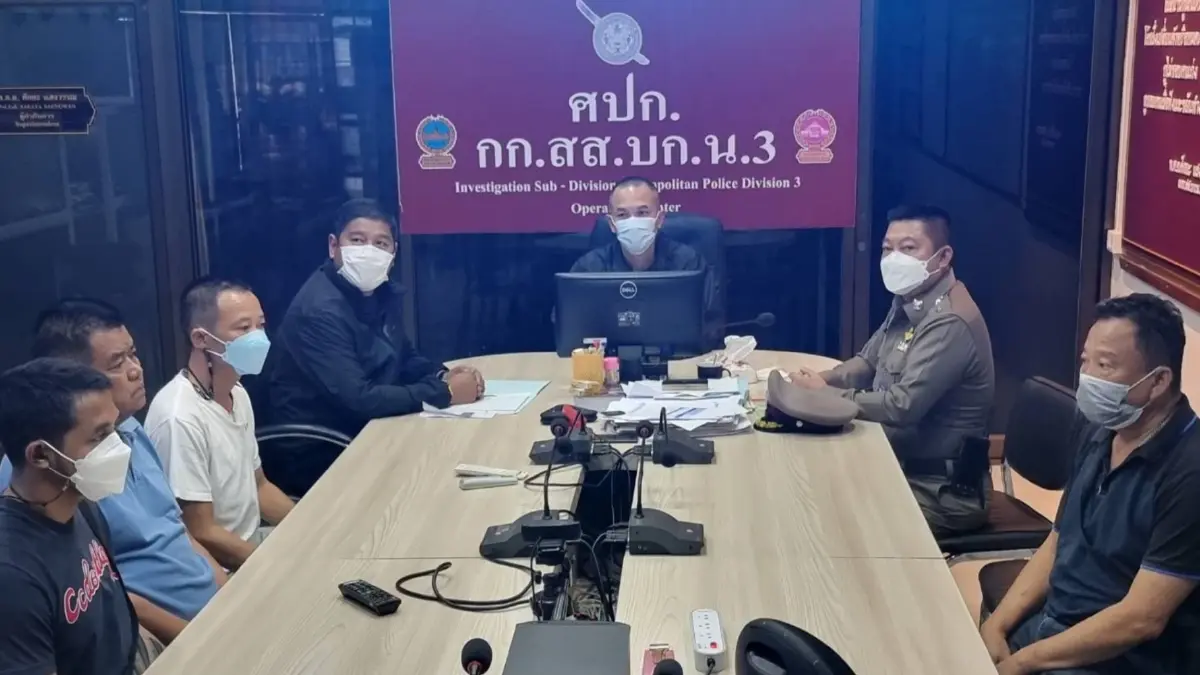 ตร.เร่งไล่ล่าตัวแก๊งวัยรุ่นชักปืนยิงคู่อริกลางถนนรามอินทรา ตร.เร่งไล่ล่าตัวแก๊งวัยรุ่นชักปืนยิงคู่อริกลางถนนรามอินทรา