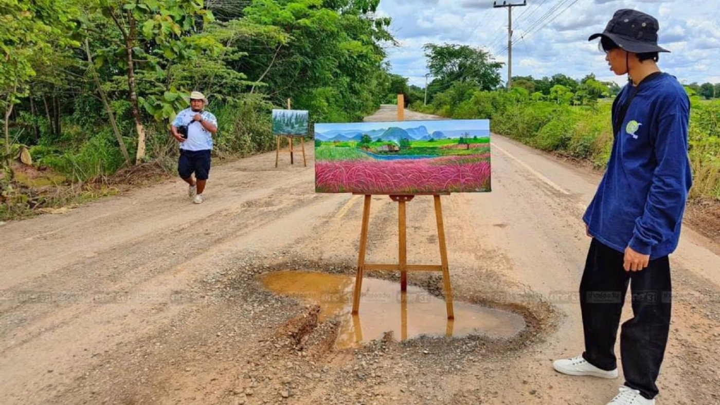“ศิลปินชาวขอนแก่น”  จัดแกลเลอรี่โชว์งานศิลปะบนผิวถนนที่เต็มไปด้วยหลุมบ่อ