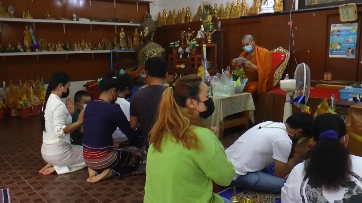 กลุ่มชาติพันธุ์ในเชียงใหม่ ร่วมกันทำบุญตักบาตรในวันอาสาฬหบูชา