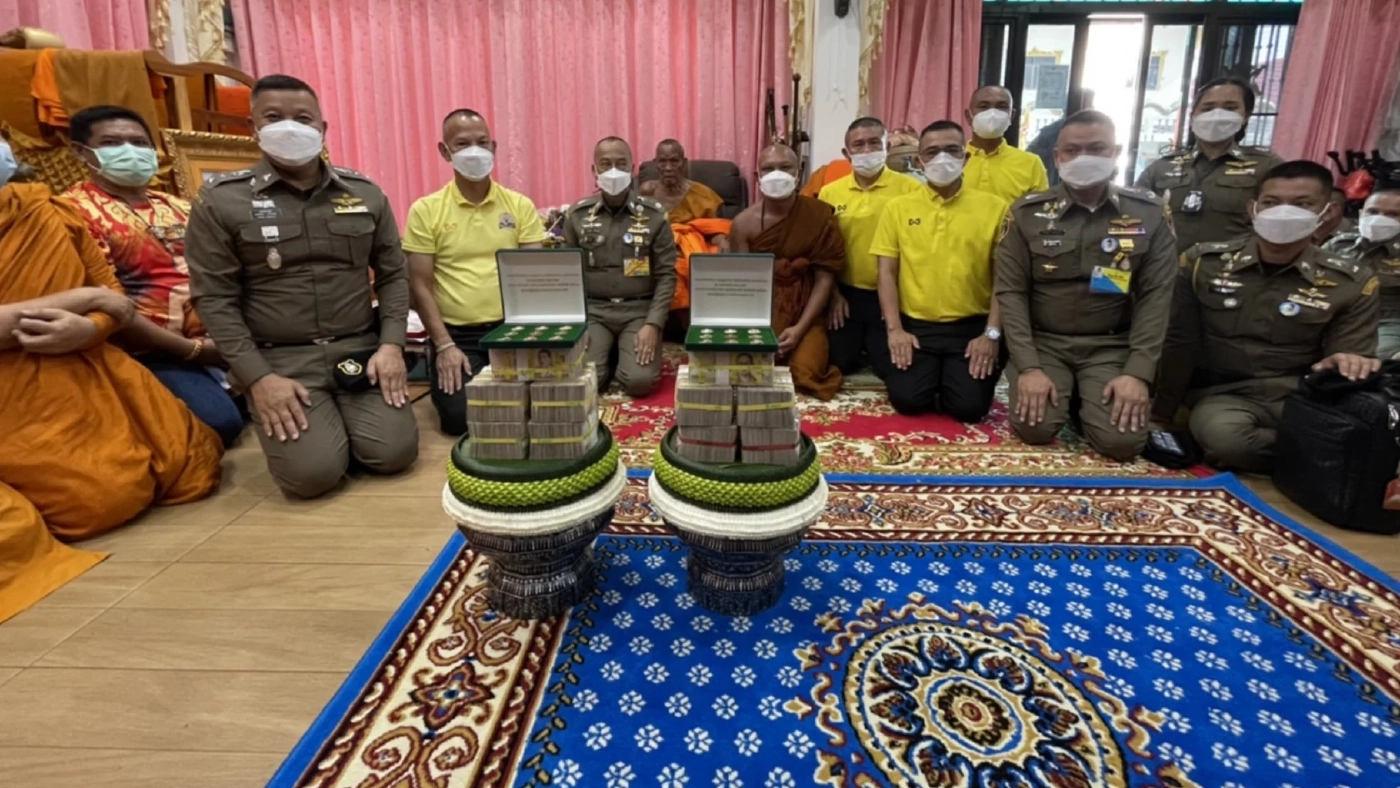 “บิ๊กต่อ” ถวายเงินจากการสร้างวัตถุมงคลให้ “วัดห้วยด้วน” 10 ล้านบาท “บิ๊กต่อ” ถวายเงินจากการสร้างวัตถุมงคลให้ “วัดห้วยด้วน” 10 ล้านบาท