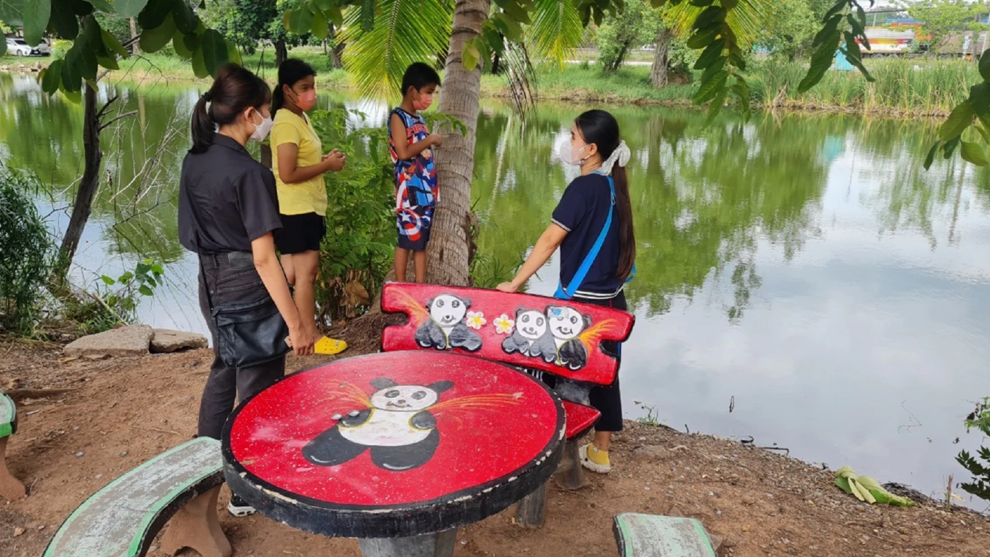 หวิดจมน้ำดับ!พ่อแม่ตกปลาปล่อยลูกเล่นน้ำลำพัง ชาวบ้านช่วยทัน