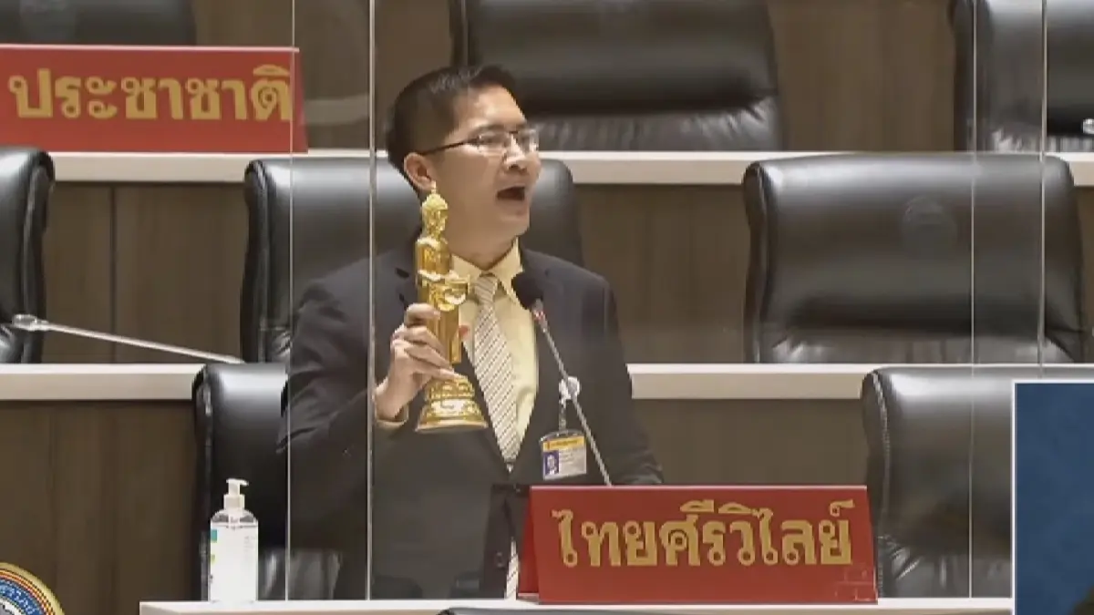 “ส.ส.เต้” อุ้มพระพุทธรูปขอบิณฑบาต “นายกฯ” ลาออก ลั่นอยู่ไปก็ไร้ประโยชน์