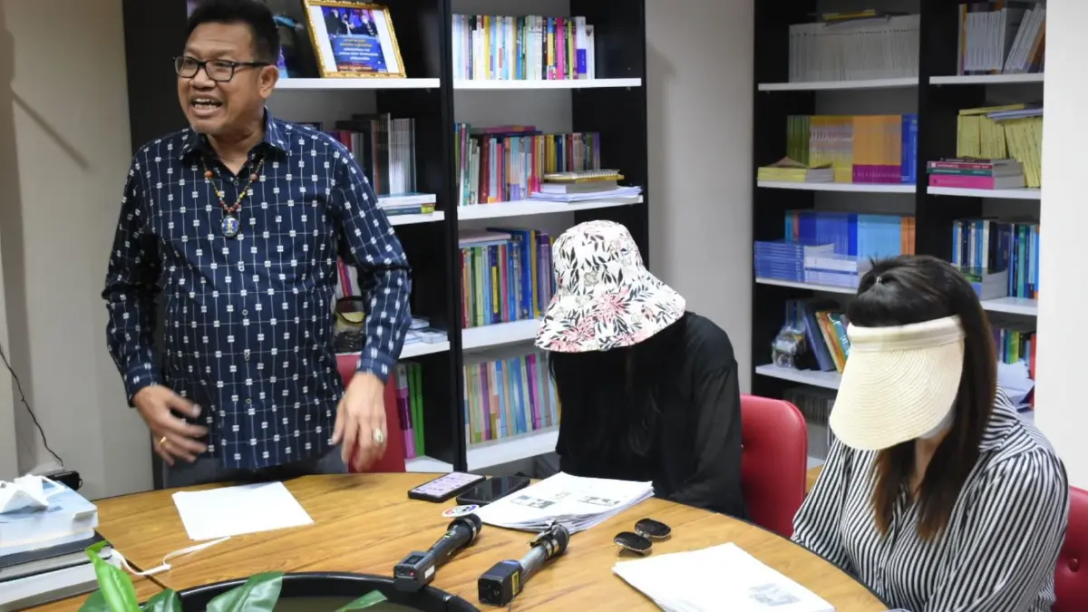 2 สาว ร้อง “ทนายเดชา” ถูกอดีตข้าราชการขืนใจ-อัดคลิปแบล็กเมล์ 2 สาว ร้อง “ทนายเดชา” ถูกอดีตข้าราชการขืนใจ-อัดคลิปแบล็กเมล์