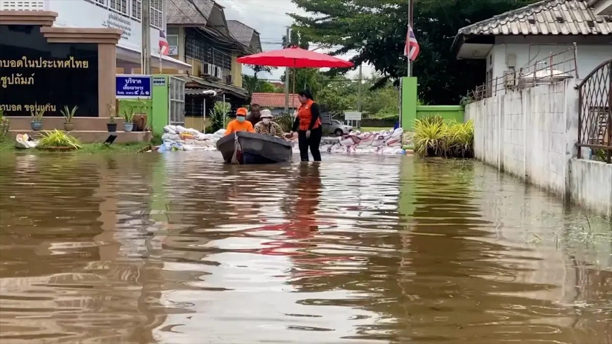 ฝนตกหนักน้ำท่วมปิดทางเข้าออกโรงเรียนคนตาบอดต้องใช้เรือเท่านั้น