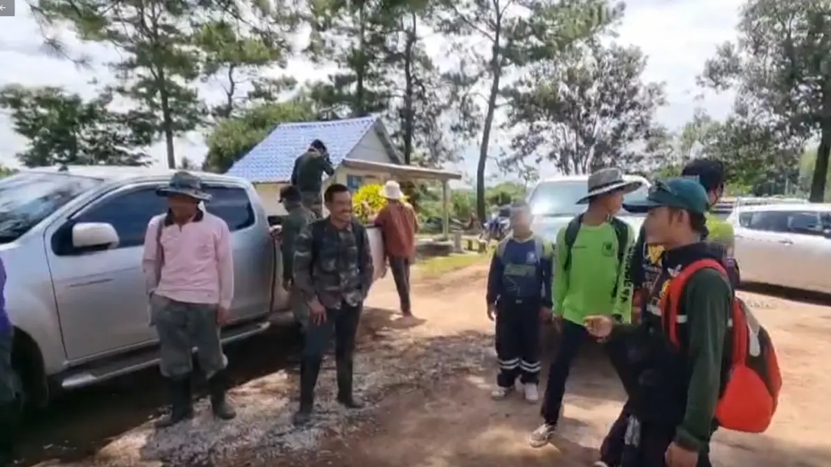 ระดมเจ้าหน้าที่กว่า 100 นาย ค้นหาคุณตาวัย 74 เก็บเห็ดพลัดหลงกับญาติ ในป่าสนภูเรือ จังหวัดเลย ระดมเจ้าหน้าที่กว่า 100 นาย ค้นหาคุณตาวัย 74 เก็บเห็ดพลัดหลงกับญาติ ในป่าสนภูเรือ จังหวัดเลย