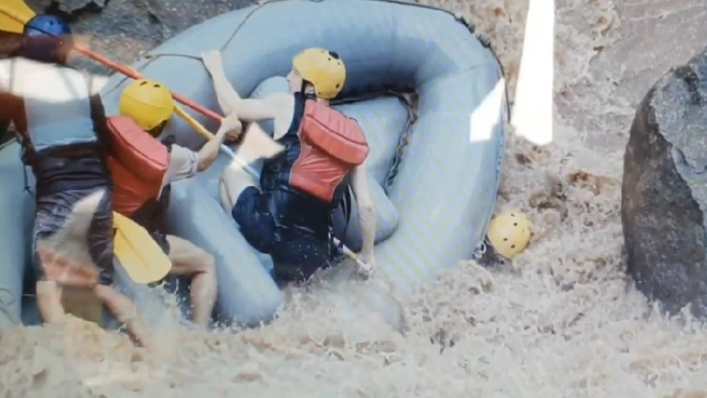 เปิดภาพนาทีแพยางชนโขดหินคว่ำ หนุ่มชาวเบลเยี่ยมตกน้ำจมหายต่อหน้าเพื่อน เปิดภาพนาทีแพยางชนโขดหินคว่ำ หนุ่มชาวเบลเยี่ยมตกน้ำจมหายต่อหน้าเพื่อน