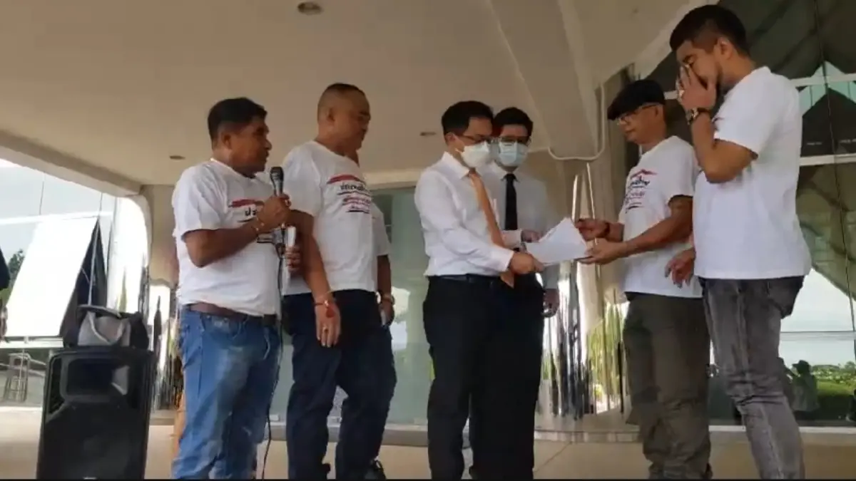 "จตุพร- ทนายนกเขา" บุก ก.พาณิชย์ จี้ จุรินทร์ ใช้อำนาจแก้ปัญหาราคาน้ำมันแพง