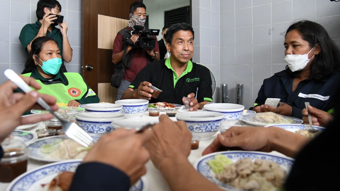 ชัชชาติ ไม่ถือตัว กินข้าวเที่ยงกับ พนง.รักษาความสะอาดและสวนสาธารณะ กทม.