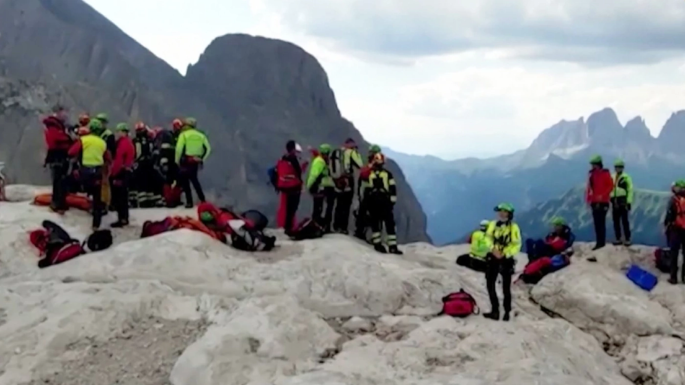 ธารน้ำแข็งในอิตาลีถล่มทับนักปีนเขาดับ 6 ราย
