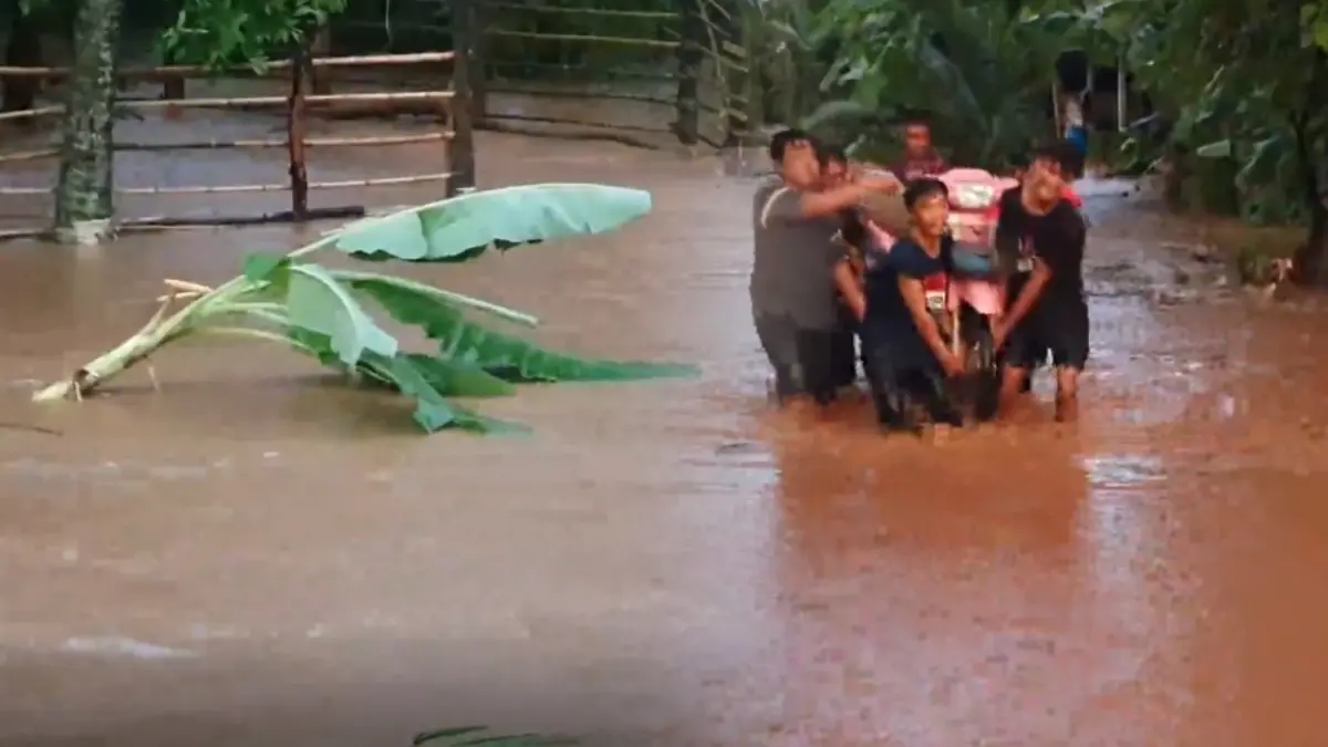 โคราชอ่วม ! ชาวบ้าน 40 ครัวเรือน เจอมวลน้ำหลากหนีตายจ้าละหวั่น โคราชอ่วม ! ชาวบ้าน 40 ครัวเรือน เจอมวลน้ำหลากหนีตายจ้าละหวั่น