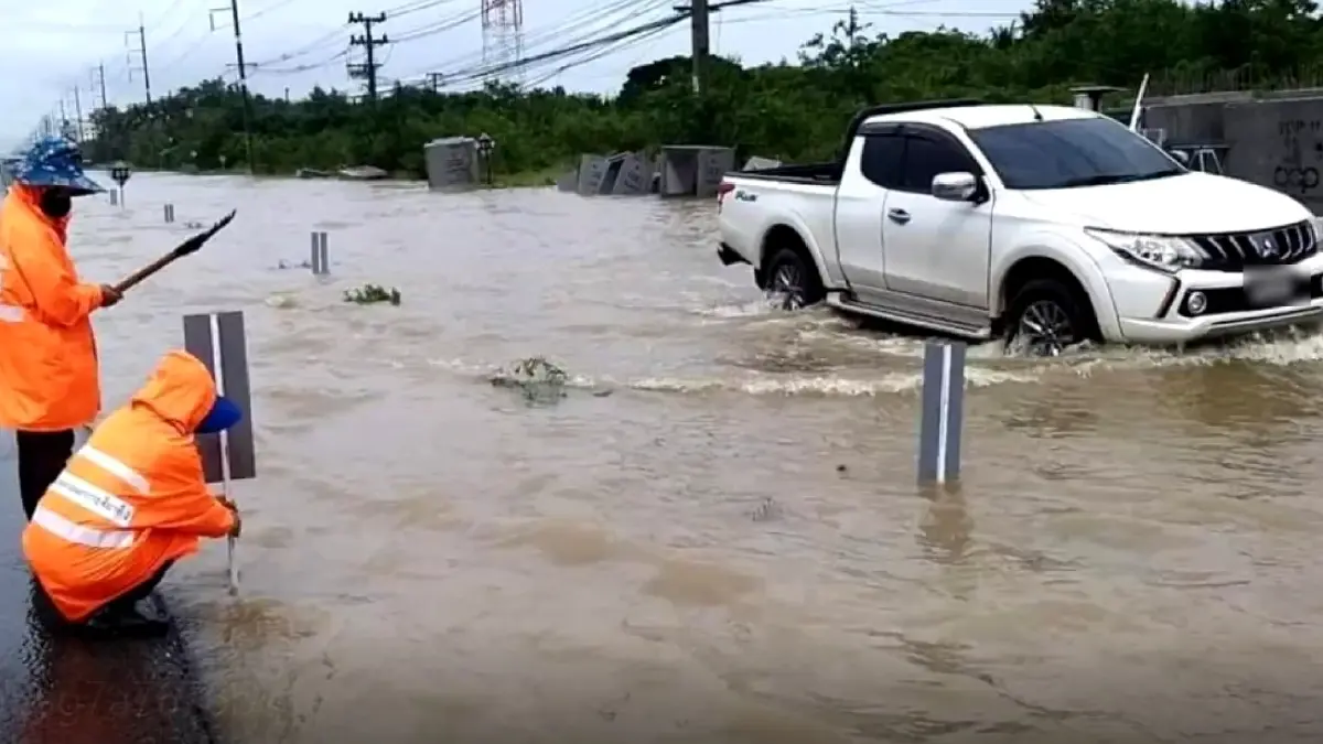 ฝนถล่มโคราช “ถนนมิตรภาพ” น้ำท่วมสูง สัญจรลำบาก ปชช.ลุยฝ่ากระแสน้ำ ฝนถล่มโคราช “ถนนมิตรภาพ” น้ำท่วมสูง สัญจรลำบาก ปชช.ลุยฝ่ากระแสน้ำ