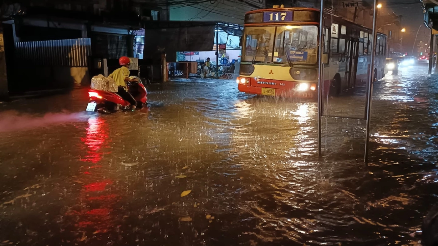 ฝนถล่มกรุง หลายพื้นที่อ่วม มีน้ำรอการระบาย กลายเป็นทะเลกรุงเทพ ฝนถล่มกรุง หลายพื้นที่อ่วม มีน้ำรอการระบาย กลายเป็นทะเลกรุงเทพ