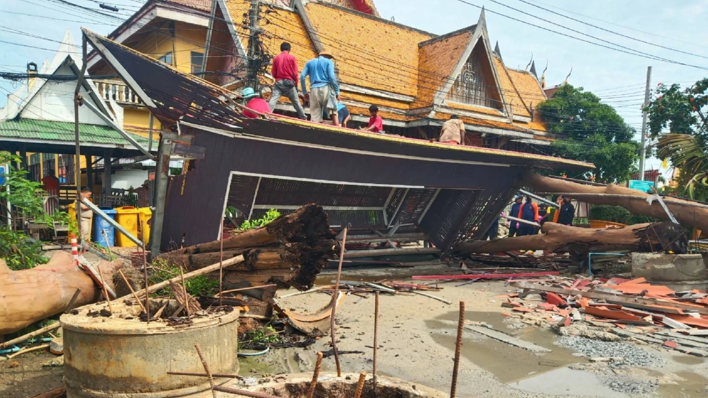 ฝนตกลมแรง ทำซุ้มประตูวัดมอญคลองด่าน น้ำหนักกว่า 5 ตัน พังถล่มยับ ฝนตกลมแรง ทำซุ้มประตูวัดมอญคลองด่าน น้ำหนักกว่า 5 ตัน พังถล่มยับ