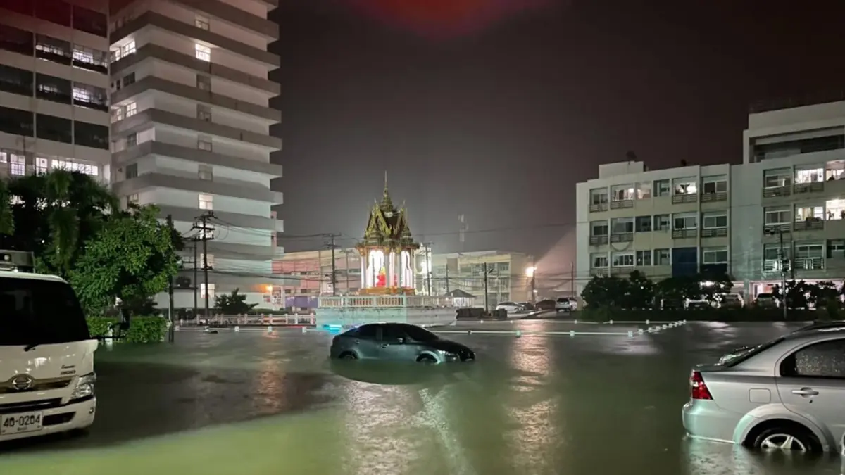 ฝนตกหนัก น้ำท่วมรอระบายหน้ารพ.ชัยภูมิ-วงเวียนเจ้าพ่อพญาแล